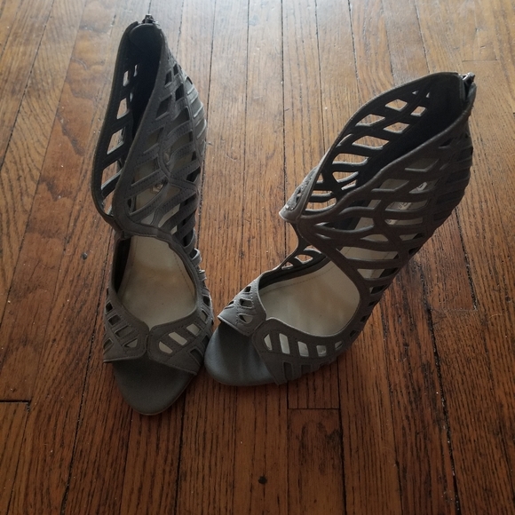 BCBG Generation grey cut out heels - Picture 2 of 3